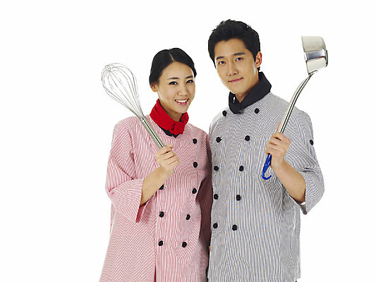 포토 JPG 스튜디오촬영 직업 여자 남자 주방용품 실내 서기 미소 웃음 누끼 사람 동양인 손짓 상반신 20대 성인 두명 앞모습 청춘 요리사 한국인 국자 거품기 조리기 청년만 성인만 국내포토 뷰포인트 생활용품 컨셉 모션 표정 인종 청년 내부 파일형식