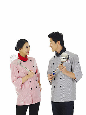 포토 JPG 스튜디오촬영 직업 여자 남자 주방용품 실내 대화 서기 미소 웃음 누끼 사람 동양인 손짓 상반신 20대 성인 두명 청춘 마주보기 요리사 한국인 국자 거품기 조리기 청년만 성인만 국내포토 생활용품 컨셉 모션 표정 말하기 인종 청년 내부 파일형식