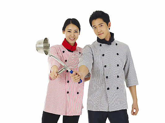 포토 JPG 스튜디오촬영 직업 여자 남자 주방용품 실내 서기 미소 웃음 누끼 사람 동양인 손짓 상반신 20대 성인 두명 앞모습 청춘 요리사 한국인 국자 거품기 조리기 청년만 성인만 국내포토 뷰포인트 생활용품 컨셉 모션 표정 인종 청년 내부 파일형식