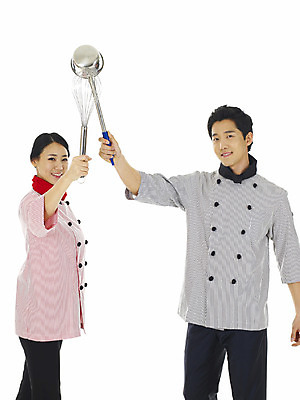 포토 JPG 스튜디오촬영 직업 여자 남자 주방용품 실내 서기 누끼 사람 동양인 손짓 상반신 20대 성인 두명 앞모습 청춘 요리사 한국인 국자 거품기 조리기 청년만 성인만 국내포토 뷰포인트 생활용품 컨셉 모션 인종 청년 내부 파일형식