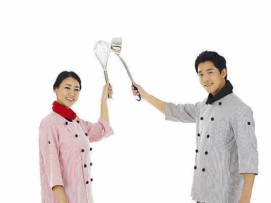 포토 JPG 스튜디오촬영 직업 여자 남자 주방용품 실내 서기 미소 웃음 누끼 사람 동양인 손짓 상반신 20대 성인 두명 옆모습 청춘 요리사 한국인 국자 거품기 조리기 청년만 성인만 국내포토 뷰포인트 생활용품 컨셉 모션 표정 인종 청년 내부 파일형식