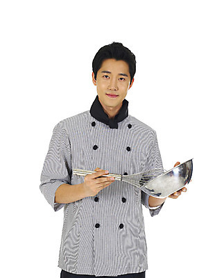 포토 JPG 스튜디오촬영 직업 그릇 식기 남자 주방용품 실내 한명 서기 미소 웃음 누끼 사람 동양인 손짓 상반신 20대 성인 앞모습 요리사 한국인 사발 거품기 조리기 남자만 남자한명만 성인남자만 청년만 청년남자만 청년남자한명만 성인한명만 성인남자한명만 성인만 국내포토 1 뷰포인트 생활용품 모션 표정 인종 청년 내부 사기그릇 파일형식