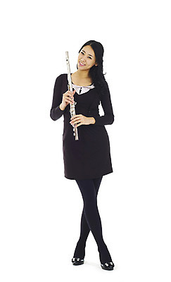 포토 JPG 스튜디오촬영 전신 직업 여자 악기 실내 관악기 한명 서기 미소 웃음 누끼 사람 동양인 20대 성인 앞모습 연주자 음악가 한국인 플루트 플루티스트 여자만 여자한명만 성인여자만 청년만 청년여자만 성인한명만 청년여자한명만 성인여자한명만 성인만 국내포토 1 음악 뷰포인트 모션 표정 인종 청년 내부 파일형식