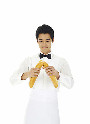 포토 JPG 스튜디오촬영 직업 남자 빵 나비넥타이 실내 한명 서기 미소 웃음 누끼 사람 동양인 손짓 상반신 20대 성인 앞모습 깨끗함 앞치마 한국인 바게트 자르기 종업원 웨이터 남자만 남자한명만 성인남자만 청년만 청년남자만 청년남자한명만 성인한명만 성인남자한명만 성인만 국내포토 1 음식 뷰포인트 컨셉 모션 넥타이 표정 인종 청년 내부 파일형식