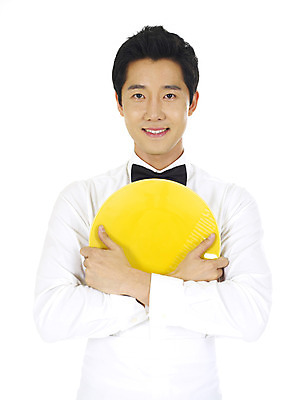 포토 JPG 스튜디오촬영 직업 접시 남자 나비넥타이 실내 한명 서기 미소 웃음 누끼 사람 동양인 상반신 20대 성인 앞모습 깨끗함 한국인 종업원 웨이터 남자만 남자한명만 성인남자만 청년만 청년남자만 청년남자한명만 성인한명만 성인남자한명만 성인만 국내포토 1 식기 뷰포인트 컨셉 모션 넥타이 표정 인종 청년 내부 파일형식