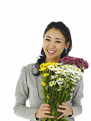 포토 JPG 스튜디오촬영 식물 직업 여자 꽃 꽃다발 국화 실내 한명 서기 미소 웃음 누끼 사람 동양인 상반신 20대 성인 노란색 보라색 한국인 흰색 소국 향기 냄새 플로리스트 여자만 여자한명만 성인여자만 청년만 청년여자만 성인한명만 청년여자한명만 성인여자한명만 성인만 국내포토 1 컬러 모션 표정 인종 청년 내부 파일형식