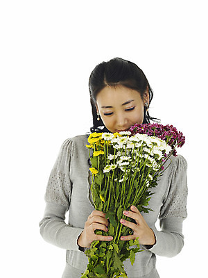 포토 JPG 스튜디오촬영 식물 직업 여자 꽃 꽃다발 국화 실내 한명 서기 미소 웃음 누끼 사람 동양인 상반신 20대 성인 노란색 보라색 한국인 흰색 소국 향기 냄새 플로리스트 여자만 여자한명만 성인여자만 청년만 청년여자만 성인한명만 청년여자한명만 성인여자한명만 성인만 국내포토 1 컬러 모션 표정 인종 청년 내부 파일형식