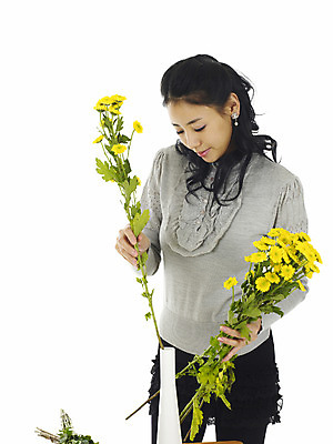포토 JPG 스튜디오촬영 식물 직업 여자 꽃 꽃다발 국화 실내 한명 서기 미소 웃음 누끼 사람 동양인 상반신 20대 성인 노란색 꽃병 한국인 작업 꽃꽂이 소국 플로리스트 여자만 여자한명만 성인여자만 청년만 청년여자만 성인한명만 청년여자한명만 성인여자한명만 성인만 국내포토 1 컬러 모션 표정 인종 청년 내부 원예 파일형식
