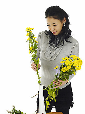 포토 JPG 스튜디오촬영 식물 직업 여자 꽃 꽃다발 국화 실내 한명 서기 미소 누끼 사람 동양인 상반신 20대 성인 노란색 꽃병 한국인 작업 꽃꽂이 소국 플로리스트 여자만 여자한명만 성인여자만 청년만 청년여자만 성인한명만 청년여자한명만 성인여자한명만 성인만 국내포토 1 컬러 모션 표정 인종 청년 내부 원예 파일형식