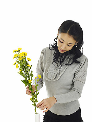 포토 JPG 스튜디오촬영 식물 직업 여자 꽃 꽃다발 국화 실내 한명 서기 미소 웃음 누끼 사람 동양인 상반신 20대 성인 노란색 꽃병 한국인 작업 꽃꽂이 소국 플로리스트 여자만 여자한명만 성인여자만 청년만 청년여자만 성인한명만 청년여자한명만 성인여자한명만 성인만 국내포토 1 컬러 모션 표정 인종 청년 내부 원예 파일형식