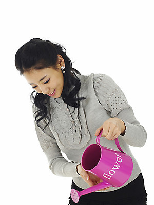 포토 JPG 스튜디오촬영 직업 여자 실내 한명 서기 미소 웃음 누끼 사람 동양인 상반신 20대 성인 물뿌리개 한국인 물주기 플로리스트 여자만 여자한명만 성인여자만 청년만 청년여자만 성인한명만 청년여자한명만 성인여자한명만 성인만 국내포토 1 모션 표정 인종 청년 내부 파일형식