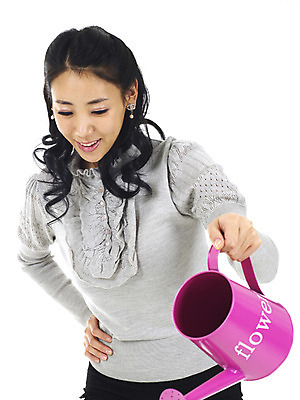 포토 JPG 스튜디오촬영 직업 여자 실내 한명 서기 미소 웃음 누끼 사람 동양인 상반신 20대 성인 물뿌리개 한국인 물주기 플로리스트 여자만 여자한명만 성인여자만 청년만 청년여자만 성인한명만 청년여자한명만 성인여자한명만 성인만 국내포토 1 모션 표정 인종 청년 내부 파일형식