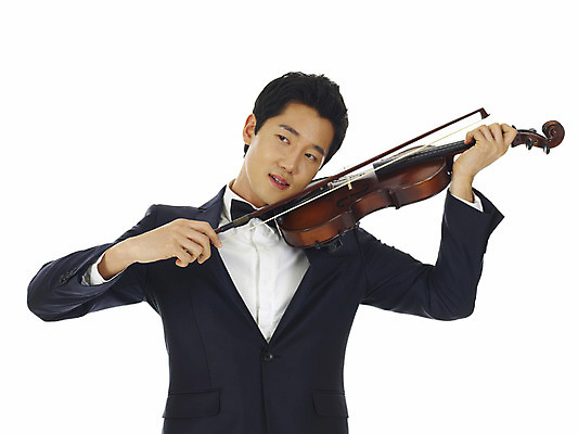 포토 JPG 스튜디오촬영 직업 남자 음악 연주 현악기 실내 한명 서기 미소 웃음 누끼 사람 동양인 상반신 20대 성인 앞모습 연주자 음악가 한국인 바이올린 즐거움 바이올리니스트 바이올린활 청년만 성인만 국내포토 1 감정 악기 뷰포인트 모션 문화예술 표정 인종 청년 내부 파일형식