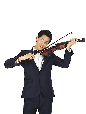 포토 JPG 스튜디오촬영 직업 남자 음악 연주 현악기 실내 한명 서기 미소 웃음 누끼 사람 동양인 상반신 20대 성인 앞모습 연주자 음악가 한국인 바이올린 즐거움 바이올리니스트 바이올린활 청년만 성인만 국내포토 1 감정 악기 뷰포인트 모션 문화예술 표정 인종 청년 내부 파일형식