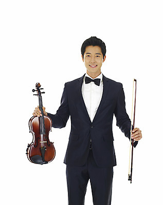 포토 JPG 스튜디오촬영 직업 남자 음악 현악기 나비넥타이 실내 한명 서기 미소 웃음 누끼 사람 동양인 상반신 20대 성인 앞모습 연주자 음악가 한국인 바이올린 바이올리니스트 바이올린활 청년만 성인만 국내포토 1 악기 뷰포인트 모션 넥타이 문화예술 표정 인종 청년 내부 파일형식