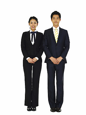 포토 JPG 스튜디오촬영 전신 직업 여자 남자 비즈니스 서기 미소 웃음 누끼 사람 동양인 정장 손짓 20대 성인 두명 청춘 한국인 직장인 사무원 비즈니스맨 비즈니스우먼 동료 청년만 성인만 가지런함 국내포토 옷 컨셉 관계 모션 실내 표정 인종 청년 파일형식