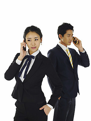 포토 JPG 스튜디오촬영 직업 여자 남자 비즈니스 서기 누끼 사람 동양인 정장 손짓 상반신 20대 성인 두명 스마트폰 청춘 한국인 직장인 사무원 비즈니스맨 비즈니스우먼 동료 통화 청년만 성인만 국내포토 옷 컨셉 관계 모션 실내 인종 청년 핸드폰 스마트기기 파일형식