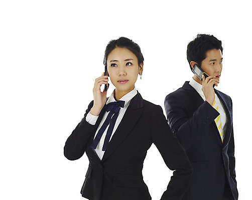 포토 JPG 스튜디오촬영 직업 여자 남자 비즈니스 서기 누끼 사람 동양인 정장 손짓 상반신 20대 성인 두명 스마트폰 청춘 한국인 직장인 사무원 비즈니스맨 비즈니스우먼 동료 통화 청년만 성인만 국내포토 옷 컨셉 관계 모션 실내 인종 청년 핸드폰 스마트기기 파일형식