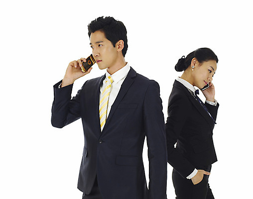 포토 JPG 스튜디오촬영 직업 여자 남자 비즈니스 서기 누끼 사람 동양인 정장 손짓 상반신 20대 성인 두명 스마트폰 청춘 한국인 직장인 사무원 비즈니스맨 비즈니스우먼 동료 통화 청년만 성인만 국내포토 옷 컨셉 관계 모션 실내 인종 청년 핸드폰 스마트기기 파일형식