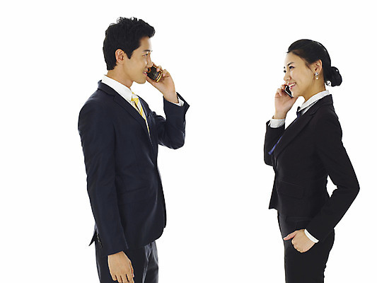 포토 JPG 스튜디오촬영 직업 여자 남자 비즈니스 서기 미소 웃음 누끼 사람 동양인 정장 손짓 상반신 20대 성인 두명 스마트폰 청춘 마주보기 한국인 직장인 사무원 비즈니스맨 비즈니스우먼 동료 통화 청년만 성인만 국내포토 옷 컨셉 관계 모션 실내 표정 인종 청년 핸드폰 스마트기기 파일형식