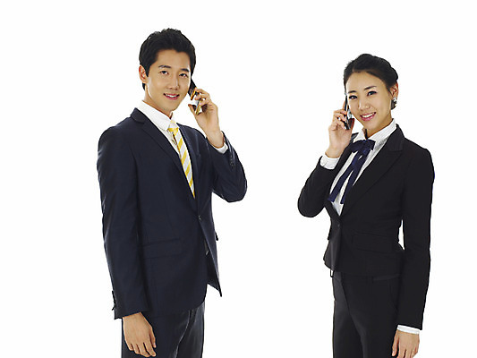 포토 JPG 스튜디오촬영 직업 여자 남자 비즈니스 서기 미소 웃음 누끼 사람 동양인 정장 손짓 상반신 20대 성인 두명 스마트폰 청춘 한국인 직장인 사무원 비즈니스맨 비즈니스우먼 동료 통화 청년만 성인만 국내포토 옷 컨셉 관계 모션 실내 표정 인종 청년 핸드폰 스마트기기 파일형식
