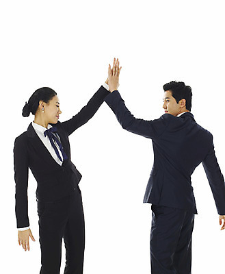 포토 JPG 스튜디오촬영 직업 여자 남자 비즈니스 서기 미소 웃음 누끼 사람 동양인 정장 손짓 상반신 20대 성인 두명 청춘 파이팅 만남 한국인 직장인 사무원 비즈니스맨 비즈니스우먼 손뼉 동료 하이파이브 청년만 성인만 국내포토 옷 컨셉 관계 모션 실내 표정 인종 청년 파일형식