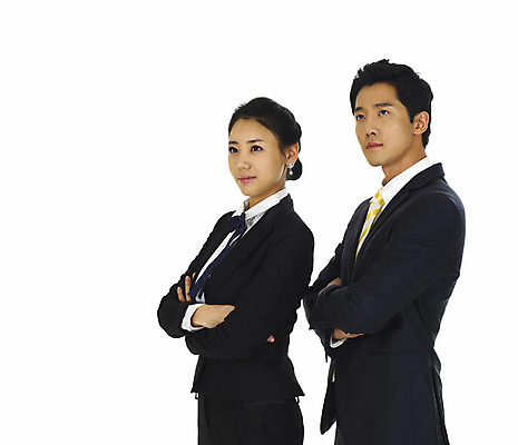 포토 JPG 스튜디오촬영 직업 여자 남자 비즈니스 서기 미소 웃음 누끼 사람 동양인 정장 손짓 상반신 20대 성인 두명 청춘 팔짱 한국인 직장인 사무원 비즈니스맨 비즈니스우먼 동료 청년만 성인만 국내포토 옷 컨셉 관계 모션 실내 표정 인종 청년 파일형식