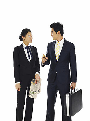 포토 JPG 스튜디오촬영 직업 여자 남자 서류가방 가방 비즈니스 대화 서기 누끼 사람 동양인 정장 상반신 20대 성인 두명 청춘 마주보기 한국인 직장인 사무원 비즈니스맨 비즈니스우먼 신문 동료 영자신문 기밀가방 청년만 성인만 국내포토 잡화 옷 컨셉 관계 모션 실내 말하기 인종 청년 간행물 뉴스 파일형식