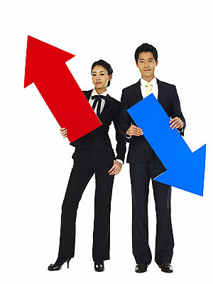 포토 JPG 스튜디오촬영 전신 직업 여자 남자 화살표 비즈니스 서기 미소 웃음 누끼 사람 동양인 정장 20대 성인 두명 빨간색 파란색 청춘 한국인 슬픔 직장인 사무원 비즈니스맨 비즈니스우먼 증권 하락 동료 상승 증시 긍정적 청년만 성인만 국내포토 옷 감정 컬러 컨셉 관계 모션 실내 표정 인종 청년 금융 파일형식