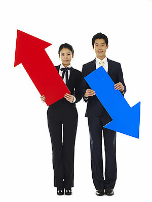 포토 JPG 스튜디오촬영 전신 직업 여자 남자 화살표 비즈니스 서기 미소 웃음 누끼 사람 동양인 정장 20대 성인 두명 빨간색 파란색 청춘 한국인 슬픔 직장인 사무원 비즈니스맨 비즈니스우먼 증권 하락 동료 상승 증시 긍정적 청년만 성인만 국내포토 옷 감정 컬러 컨셉 관계 모션 실내 표정 인종 청년 금융 파일형식