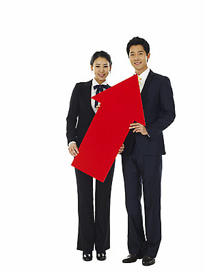 포토 JPG 스튜디오촬영 전신 직업 여자 남자 화살표 비즈니스 서기 미소 웃음 누끼 사람 동양인 정장 20대 성인 두명 빨간색 청춘 한국인 직장인 사무원 비즈니스맨 비즈니스우먼 증권 동료 상승 증시 긍정적 청년만 성인만 국내포토 옷 감정 컬러 컨셉 관계 모션 실내 표정 인종 청년 금융 파일형식