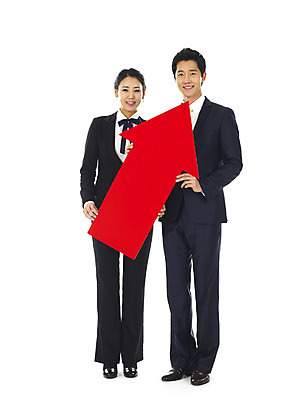 포토 JPG 스튜디오촬영 전신 직업 여자 남자 화살표 비즈니스 서기 미소 웃음 누끼 사람 동양인 정장 20대 성인 두명 빨간색 청춘 한국인 직장인 사무원 비즈니스맨 비즈니스우먼 증권 동료 상승 증시 긍정적 청년만 성인만 국내포토 옷 감정 컬러 컨셉 관계 모션 실내 표정 인종 청년 금융 파일형식