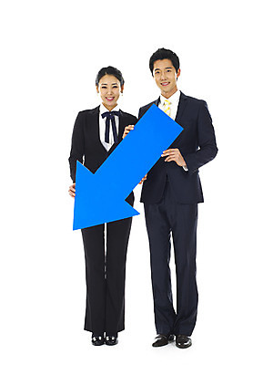 포토 JPG 스튜디오촬영 전신 직업 여자 남자 화살표 비즈니스 서기 누끼 사람 동양인 정장 20대 성인 두명 파란색 청춘 한국인 직장인 사무원 비즈니스맨 비즈니스우먼 증권 하락 동료 증시 긍정적 청년만 성인만 국내포토 옷 감정 컬러 컨셉 관계 모션 실내 인종 청년 금융 파일형식