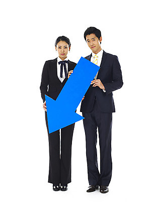 포토 JPG 스튜디오촬영 전신 직업 여자 남자 화살표 비즈니스 서기 누끼 사람 동양인 정장 20대 성인 두명 파란색 청춘 한국인 슬픔 직장인 사무원 비즈니스맨 비즈니스우먼 증권 좌절 하락 동료 증시 우울감 청년만 성인만 국내포토 옷 감정 컬러 컨셉 관계 모션 실내 인종 청년 금융 파일형식