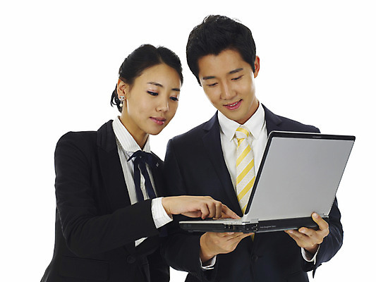 포토 JPG 스튜디오촬영 직업 여자 남자 비즈니스 미소 웃음 누끼 사람 동양인 정장 상반신 20대 성인 두명 노트북 청춘 한국인 업무 직장인 사무원 비즈니스맨 비즈니스우먼 동료 청년만 성인만 국내포토 옷 컨셉 관계 실내 표정 인종 청년 전자제품 작업 파일형식