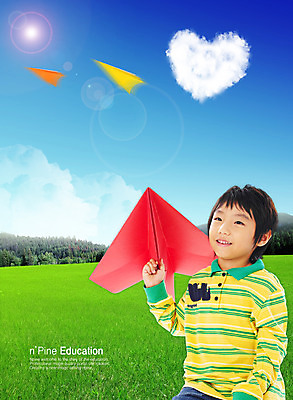 나무 구름 편집이미지 어린이교육 교육 남자 초등학생 어린이 하늘 한명 사람 소년 잔디 빛 하트 풀 숲 종이비행기 남자만 남자한명만 어린이만 소년만 소년한명만 이미지편집 자연요소 모양 식물 1 학생 종이접기