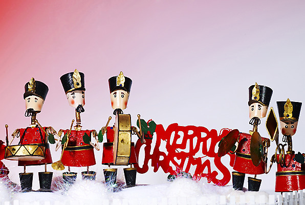 포토 JPG 스튜디오촬영 문자 기호 알파벳 영어 계절 기념일 악기 음악 인형 크리스마스장식 크리스마스 겨울 연주 크리스마스용품 타악기 실내 관악기 사람없음 장식 장난감 눈 오브젝트 트럼펫 병정 큰북 심벌즈 북채 작은북 호른 국내포토 자연요소 날씨 문화예술 이벤트 내부 금관악기 북 용품 파일형식