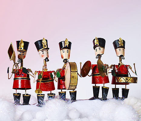 포토 JPG 스튜디오촬영 계절 기념일 악기 음악 인형 크리스마스장식 크리스마스 겨울 연주 크리스마스용품 타악기 실내 관악기 사람없음 장식 장난감 눈 오브젝트 트럼펫 병정 큰북 심벌즈 북채 작은북 호른 국내포토 자연요소 날씨 문화예술 이벤트 내부 금관악기 북 용품 파일형식