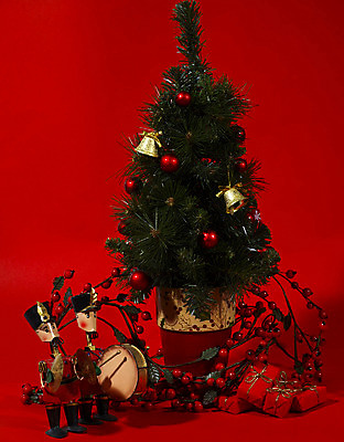 포토 JPG 스튜디오촬영 나무 기념일 악기 인형 크리스마스장식 크리스마스 연주 크리스마스용품 타악기 실내 선물 사람없음 장식 선물상자 상자 장난감 크리스마스트리 장식볼 종 악단 오브젝트 병정 큰북 심벌즈 북채 장식종 오너먼트 국내포토 식물 음악 이벤트 내부 북 용품 파일형식