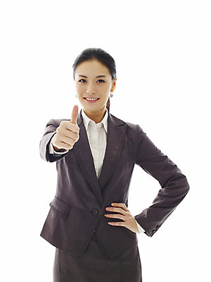 포토 JPG 스튜디오촬영 모델 여자 포즈 비즈니스 손가락 실내 표정 한명 서기 미소 웃음 누끼 사람 동양인 정장 손짓 20대 성인 앞모습 한국인 엄지손가락 우승 최고 비즈니스우먼 여자만 여자한명만 성인여자만 청년만 청년여자만 성인한명만 청년여자한명만 성인여자한명만 성인만 국내포토 1 손 옷 뷰포인트 모션 인종 청년 내부 직장인 파일형식