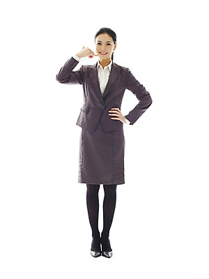 포토 JPG 스튜디오촬영 전신 모델 여자 포즈 비즈니스 실내 표정 한명 서기 미소 웃음 누끼 사람 동양인 정장 손짓 20대 성인 앞모습 한국인 비즈니스우먼 통화 손전화 여자만 여자한명만 성인여자만 청년만 청년여자만 성인한명만 청년여자한명만 성인여자한명만 성인만 국내포토 1 옷 뷰포인트 모션 인종 청년 내부 직장인 파일형식