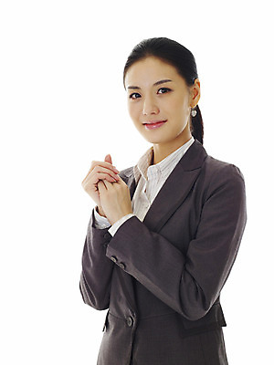 포토 JPG 스튜디오촬영 모델 여자 포즈 비즈니스 실내 표정 한명 서기 미소 웃음 누끼 사람 동양인 정장 손짓 상반신 20대 성인 앞모습 손잡기 한국인 양손 직장인 비즈니스우먼 손모으기 여자만 여자한명만 성인여자만 청년만 청년여자만 성인한명만 청년여자한명만 성인여자한명만 성인만 가지런함 국내포토 직업 1 손 옷 뷰포인트 컨셉 모션 인종 청년 내부 파일형식