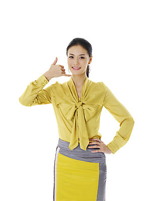 포토 JPG 스튜디오촬영 모델 여자 포즈 비즈니스 실내 표정 한명 서기 미소 웃음 누끼 사람 동양인 정장 손짓 20대 성인 앞모습 한국인 비즈니스우먼 상담 통화 문의 손전화 여자만 여자한명만 성인여자만 청년만 청년여자만 성인한명만 청년여자한명만 성인여자한명만 성인만 국내포토 1 옷 뷰포인트 모션 인종 청년 내부 직장인 파일형식