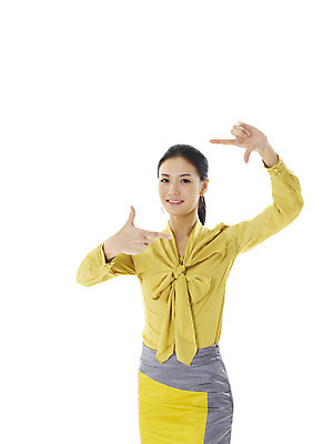 포토 JPG 스튜디오촬영 모델 여자 포즈 비즈니스 프레임 실내 표정 틀 한명 서기 미소 웃음 누끼 사람 동양인 정장 손짓 20대 성인 앞모습 한국인 비즈니스우먼 각도 카메라앵글 여자만 여자한명만 성인여자만 청년만 청년여자만 성인한명만 청년여자한명만 성인여자한명만 성인만 국내포토 1 옷 뷰포인트 모션 인종 청년 내부 직장인 앵글 파일형식