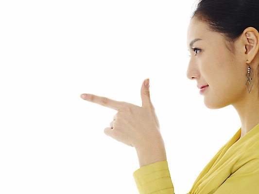 포토 JPG 스튜디오촬영 모델 여자 포즈 비즈니스 손가락 실내 한명 미소 사람 동양인 정장 손짓 상반신 20대 성인 옆모습 한국인 엄지손가락 검지손가락 가리킴 비즈니스우먼 집게손가락 여자만 여자한명만 성인여자만 청년만 청년여자만 성인한명만 청년여자한명만 성인여자한명만 성인만 국내포토 1 손 옷 뷰포인트 모션 표정 인종 청년 내부 직장인 파일형식