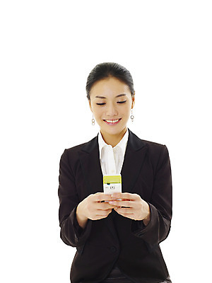 포토 JPG 스튜디오촬영 모델 여자 포즈 비즈니스 실내 한명 서기 미소 웃음 누끼 사람 동양인 정장 손짓 상반신 20대 성인 앞모습 스마트폰 한국인 직장인 비즈니스우먼 메시지 통화 문자메시지 문자쓰기 여자만 여자한명만 성인여자만 청년만 청년여자만 성인한명만 청년여자한명만 성인여자한명만 성인만 국내포토 직업 1 옷 뷰포인트 모션 표정 인종 청년 내부 핸드폰 스마트기기 파일형식