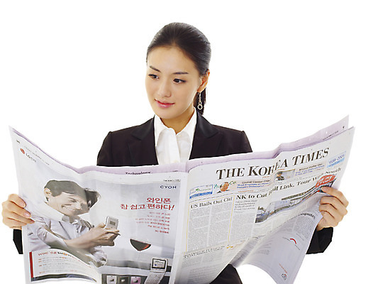 포토 JPG 스튜디오촬영 모델 여자 포즈 비즈니스 실내 한명 서기 미소 누끼 사람 동양인 정장 손짓 상반신 20대 성인 앞모습 한국인 정보 직장인 비즈니스우먼 신문 뉴스 신문읽기 영자신문 여자만 여자한명만 성인여자만 청년만 청년여자만 성인한명만 청년여자한명만 성인여자한명만 성인만 국내포토 직업 1 옷 뷰포인트 모션 표정 인종 청년 내부 간행물 읽기 파일형식