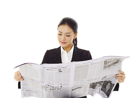 포토 JPG 스튜디오촬영 모델 여자 포즈 비즈니스 실내 한명 서기 미소 누끼 사람 동양인 정장 손짓 상반신 20대 성인 앞모습 한국인 정보 직장인 비즈니스우먼 신문 뉴스 신문읽기 영자신문 여자만 여자한명만 성인여자만 청년만 청년여자만 성인한명만 청년여자한명만 성인여자한명만 성인만 국내포토 직업 1 옷 뷰포인트 모션 표정 인종 청년 내부 간행물 읽기 파일형식