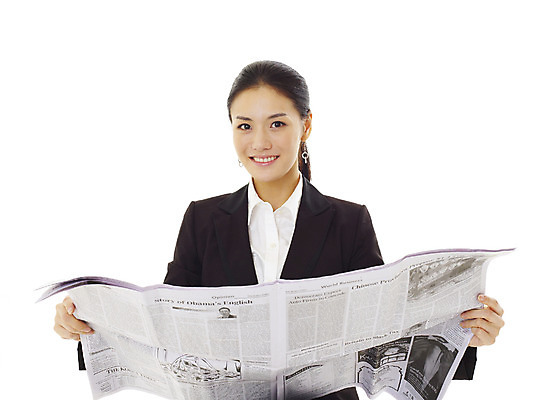 포토 JPG 스튜디오촬영 모델 여자 포즈 비즈니스 실내 한명 서기 미소 웃음 누끼 사람 동양인 정장 손짓 상반신 20대 성인 앞모습 한국인 정보 직장인 비즈니스우먼 신문 뉴스 신문읽기 영자신문 여자만 여자한명만 성인여자만 청년만 청년여자만 성인한명만 청년여자한명만 성인여자한명만 성인만 국내포토 직업 1 옷 뷰포인트 모션 표정 인종 청년 내부 간행물 읽기 파일형식