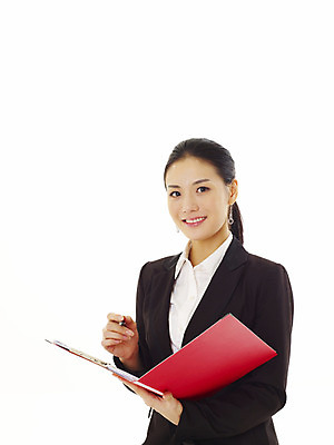 포토 JPG 스튜디오촬영 모델 여자 포즈 비즈니스 실내 한명 서기 미소 웃음 누끼 사람 동양인 정장 손짓 상반신 20대 성인 앞모습 필기구 펜 자료 한국인 업무 직장인 비즈니스우먼 작업실 문서 파일 여자만 여자한명만 성인여자만 청년만 청년여자만 성인한명만 청년여자한명만 성인여자한명만 성인만 국내포토 직업 1 옷 뷰포인트 모션 문구용품 표정 인종 청년 내부 작업 파일형식